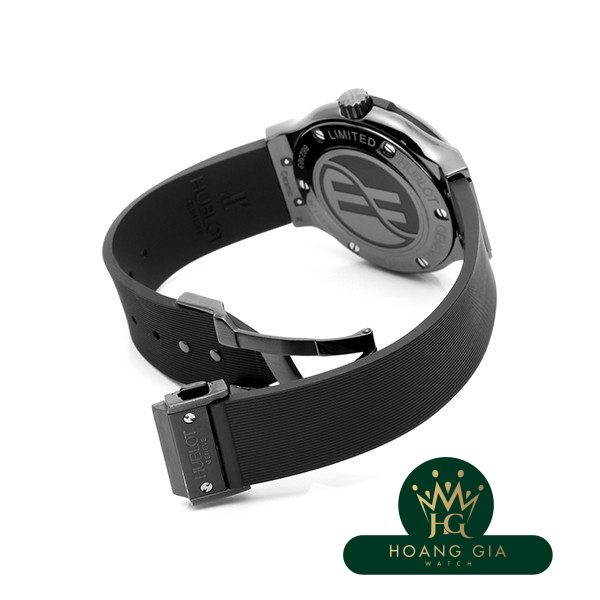 Cổ điển kết hợp tất cả màu đen